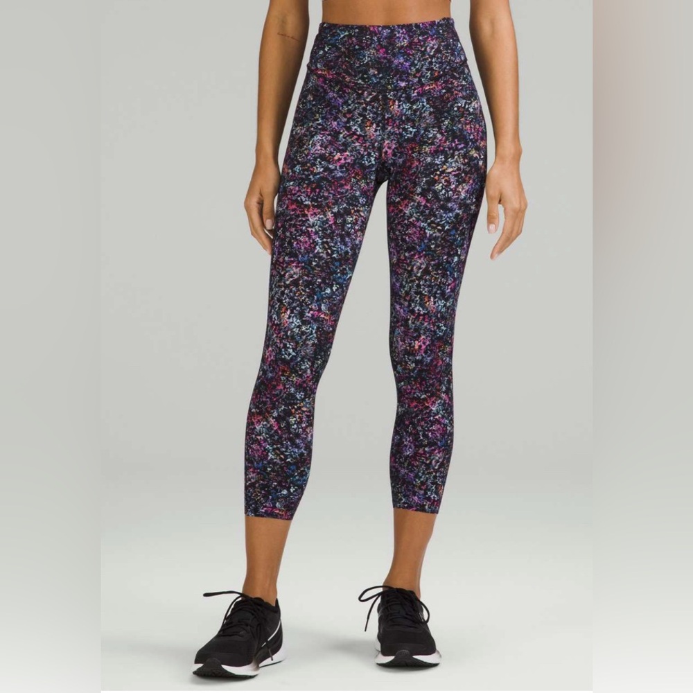 Lululemon Base Pace High-Rise Crop 23"
Floral Spray Multi Size 6 great condition
